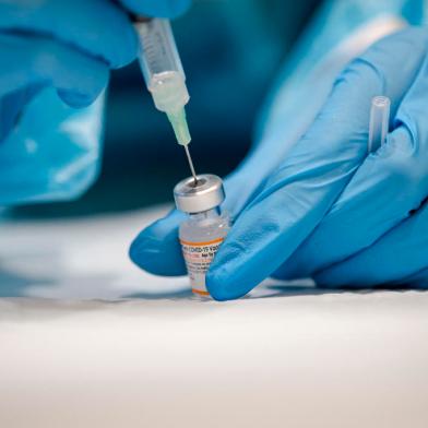 A nurse prepares the Pfizer-BioNTech Covid-19 vaccine for children for distribution in Montreal, Quebec on November 24, 2021. - Today is the first day that children are allowed to receive the version of the vaccine designed for children aged 5 to 11 years old in Canada. (Photo by Andrej Ivanov / AFP)Editoria: HTHLocal: MONTREALIndexador: ANDREJ IVANOVSecao: epidemic and plagueFonte: AFPFotógrafo: STR<!-- NICAID(14988435) -->