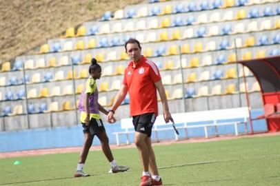 As Gurias Coloradas estão se preparando para a disputa do Brasileirão Feminino. Na foto, o técnico Mauricio Salgado. <!-- NICAID(15026091) -->