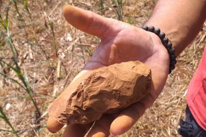 Sítio arqueológico de mais de 6 mil anos é identificado por pesquisadores em Frederico Westphalen. Peças encontradas. Na foto, Biface. É um instrumento característico dos caçadores-coletores, feito com muita técnica..<!-- NICAID(15026124) -->