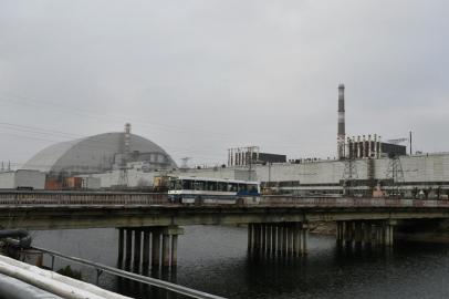 (FILES) This file photograph taken on December 8, 2020 shows a general view of Chernobyl nuclear power plant and giant protective dome built over the sarcophagus of the destroyed fourth reactor. - Ukraine announced on February 24 that Russian forces had captured the Chernobyl nuclear power plant after a fierce battle on the first day of the Kremlins invasion of its ex-Soviet neighbour. After the absolutely senseless attack of the Russians in this direction, it is impossible to say that the Chernobyl nuclear power plant is safe. This is one of the most serious threats to Europe today, said Mykhailo Podolyak, advisor to the chief of the presidential administration. (Photo by GENYA SAVILOV / AFP)Editoria: ENVLocal: ChernobylIndexador: GENYA SAVILOVSecao: environmental politicsFonte: AFPFotógrafo: STR<!-- NICAID(15026579) -->