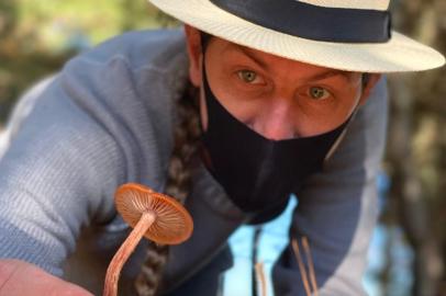 Jeferson Timm, biólogo especializado em fungos, caçador de cogumelos.<!-- NICAID(15026575) -->