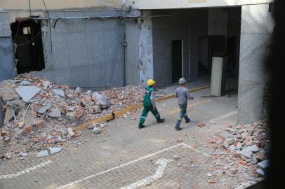 PORTO ALEGRE,RS,BRASIL.2022,02,25.Preparativos para implosão do prédio da Secretária de Segurança, operários da Empresa  DETONASUL e da Empresa FBi, fazem os preparativos nesta manhã.(RONALDO BERNARDI/AGENCIA RBS).<!-- NICAID(15026642) -->