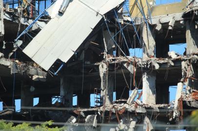 PORTO ALEGRE,RS,BRASIL.2022,02,25.Preparativos para implosão do prédio da Secretária de Segurança, operários da Empresa  DETONASUL e da Empresa FBi, fazem os preparativos nesta manhã.(RONALDO BERNARDI/AGENCIA RBS).<!-- NICAID(15026696) -->