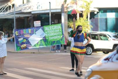 Em Passo Fundo, a prefeitura já havia anunciado o cancelamento do desfile de carnaval de rua no final do ano passado. No dia 7 de fevereiro, a cidade confirmou que também não será realizado o Carnaval Popular da Gare, que iria ocorrer como alternativa ao desfile de rua. Para marcar a data, a Secretaria de Cultura está  apresentando uma exposição que fala dos antigos carnavais de Passo Fundo, na praça do Teixeirinha. Em paralelo, ações preventivas sobre a pandemia estão acontecendo nas sinaleiras da cidade, com apresentações de bailarinos locais.<!-- NICAID(15026901) -->