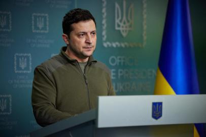 O presidente ucraniano Volodymyr Zelensky faz seu discurso em Kiev em 25 de fevereiro de 2022. - O presidente ucraniano Volodymyr Zelensky pediu na sexta-feira aos europeus com experiência de combate que peguem em armas e defendam a Ucrânia contra as forças russas invasoras, acrescentando que o Ocidente foi muito lento para ajudar O país dele. (Foto por Folheto / PRESIDÊNCIA DA UCRÂNIA / AFP) / RESTRITO AO USO EDITORIAL - CRÉDITO OBRIGATÓRIO FOTO AFP / Presidência da Ucrânia / apostila - SEM MARKETING - SEM CAMPANHAS PUBLICITÁRIAS - DISTRIBUÍDO COMO SERVIÇO AOS CLIENTES<!-- NICAID(15027029) -->