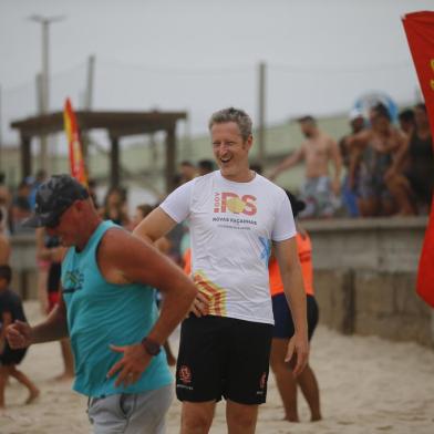 Tramandaí, RS, BRASIL,  27/02/2022- Oficina de vôlei com o ex-jogador e medalhista olímpico Gustavo Endres, na praia de Tramandaí. Foto: Félix Zucco / Agencia RBS<!-- NICAID(15028677) -->