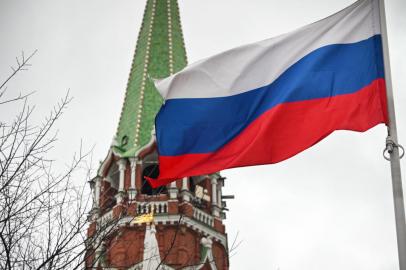 A Russian flag waves next to one of the Kremlin towers in downtown Moscow on February 26, 2022. - Ukrainian forces repulsed a Russian attack on Kyiv but sabotage groups infiltrated the capital, officials said Saturday as Ukraine reported 198 civilians killed in Russias invasion so far. (Photo by Alexander NEMENOV / AFP)<!-- NICAID(15028752) -->