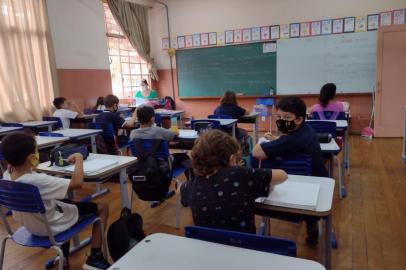 Pais se dividem com nova determinação sobre uso de máscaras para crianças de seis até 12 anos em escolas de Caxias.<!-- NICAID(15028888) -->