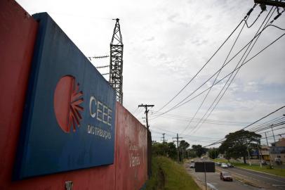 VIAMÃO, RS, BRASIL - Um curto-circuito em uma subestação de energia da CEEE Equatorial em Viamão chamou atenção dos moradores da Região Metropolitana neste domingo. Nesta segunda (foto) técnicos já trabalhavam nos reparos. Quem também esteve lá foi a Perícia Criminal do RS (foto). (Foto: Jefferson Botega/Agencia RBS)Indexador: Jeff Botega<!-- NICAID(15028953) -->