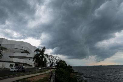 PORTO ALEGRE, RS, BRASIL - 26.01.2022 - Chuva em Porto Alegre. (Foto: Marco Favero/Agencia RBS)<!-- NICAID(14999415) -->