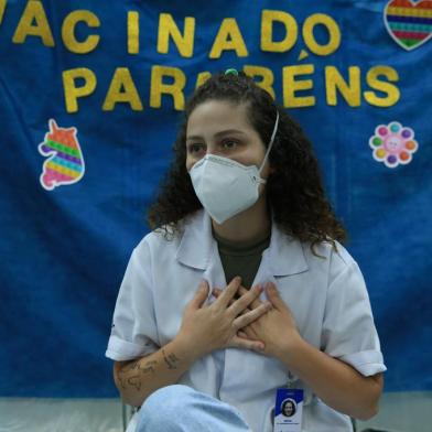 PORTO ALEGRE,RS,BRASIL.2022,02,28.Vacinação no Posto de Saúde Morro Santana.Na foto.Maria Aline Silveira de Oliveira, fala emocionada ao lembrar a perda dos pais por não terem a oportinade de se vacinar.(RONALDO BERNARDI/AGENCIA RBS).<!-- NICAID(15028885) -->