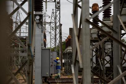 VIAMÃO, RS, BRASIL - Um curto-circuito em uma subestação de energia da CEEE Equatorial em Viamão chamou atenção dos moradores da Região Metropolitana neste domingo. Nesta segunda (foto) técnicos já trabalhavam nos reparos. Quem também esteve lá foi a Perícia Criminal do RS (foto). (Foto: Jefferson Botega/Agencia RBS)Indexador: Jeff Botega<!-- NICAID(15028954) -->