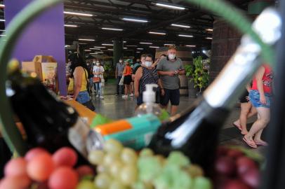 CAXIAS DO SUL, RS, BRASIL, 28/02/2022 - Espaço destinado aos vinhos destaca produção caxiense na Festa da Uva. Kit com os premiados do concurso deste ano é comercializado no local, que tem 13 estandes com venda e degustação de vinhos, sucos e espumantes. (Marcelo Casagrande/Agência RBS)<!-- NICAID(15029061) -->