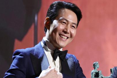 28th Screen Actors Guild Awards - InsideSANTA MONICA, CALIFORNIA - FEBRUARY 27: Lee Jung-jae accepts the Outstanding Performance by a Male Actor in a Drama Series award for Squid Game onstage during the 28th Screen Actors Guild Awards at Barker Hangar on February 27, 2022 in Santa Monica, California. 1184596   Dimitrios Kambouris/Getty Images for WarnerMedia/AFP (Photo by Dimitrios Kambouris / GETTY IMAGES NORTH AMERICA / Getty Images via AFP)Editoria: ACELocal: Santa MonicaIndexador: DIMITRIOS KAMBOURISSecao: culture (general)Fonte: GETTY IMAGES NORTH AMERICA<!-- NICAID(15029231) -->