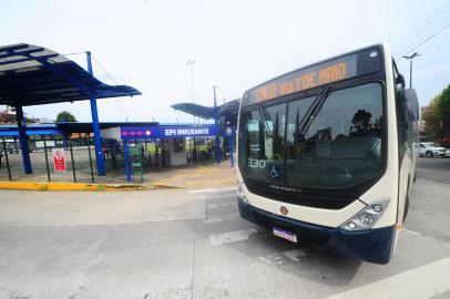 CAXIAS DO SUL, RS, BRASIL, 28/02/2022. Tarifa do transporte coletivo urbano em Caxias do Sul passará a R$ 5,50 a partir desta terça-feira (1º). Na foto, EPI Imigrante, movimento dos ônibus da Visate. (Porthus Junior/Agência RBS)<!-- NICAID(15029257) -->