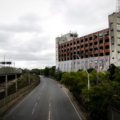 PORTO ALEGRE, RS, BRASIL, 01-03-2022: Protecao instalada ao redor da estrutura que abrigava a Secretaria de Seguranca Publica do RS. Processo de envelopamento do predio para a implosao, no proximo domingo. Edificio da SSP foi destruido por incendio. (Foto: Mateus Bruxel / Agencia RBS)Indexador: Mateus Bruxel<!-- NICAID(15029896) -->