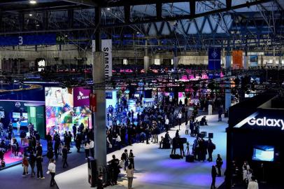 Visitors attend the opening day of the MWC (Mobile World Congress) in Barcelona on February 28, 2022. - The worlds biggest mobile fair is held from February 28 to March 3, 2022. (Photo by Pau BARRENA / AFP)Editoria: FINLocal: BarcelonaIndexador: PAU BARRENASecao: telecommunication equipmentFonte: AFPFotógrafo: STR<!-- NICAID(15030205) -->