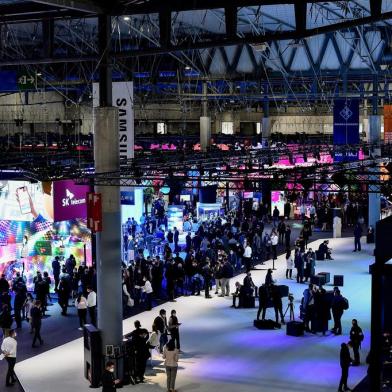 Visitors attend the opening day of the MWC (Mobile World Congress) in Barcelona on February 28, 2022. - The worlds biggest mobile fair is held from February 28 to March 3, 2022. (Photo by Pau BARRENA / AFP)Editoria: FINLocal: BarcelonaIndexador: PAU BARRENASecao: telecommunication equipmentFonte: AFPFotógrafo: STR<!-- NICAID(15030205) -->