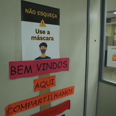 PORTO ALEGRE, RS, BRASIL,  02/03/2022- Uso de máscara na volta às aulas após decreto que desobriga o uso para crianças. Na foto, vice-diretora da Escola Municipal de Ensino Médio Emílio Meyer, no bairro Medianeira, Maria Angélica Azevedo.  Foto: Ronaldo Bernardi / Agencia RBS<!-- NICAID(15030576) -->