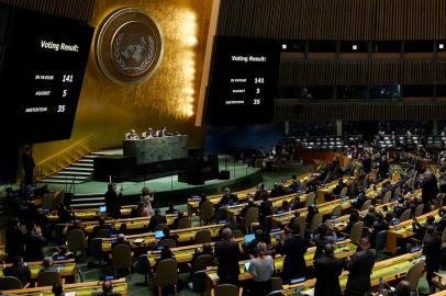 Delegates clap at the UN General Assembly Emergency session in New York on March 2, 2022, after a resolution condemning Russian invasion of Ukraine passed. - The UN overwhelmingly adopted a resolution that demands Russia immediately withdraw from Ukraine, in a powerful rebuke of Moscows invasion by the global body charged with peace and security. (Photo by TIMOTHY A. CLARY / AFP)Editoria: WARLocal: New YorkIndexador: TIMOTHY A. CLARYSecao: armed conflictFonte: AFPFotógrafo: STF<!-- NICAID(15030904) -->