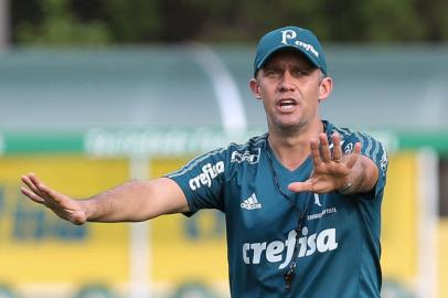 O técnico Eduardo Baptista, da SE Palmeiras, durante treinamento, na Academia de Futebol.<!-- NICAID(12784743) -->