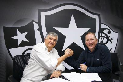 Acionista John Textor e Presidente Durcesio Mello assinam contrato visando a transferência do controle da Botafogo SAF