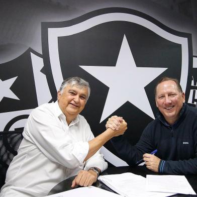 Acionista John Textor e Presidente Durcesio Mello assinam contrato visando a transferência do controle da Botafogo SAF