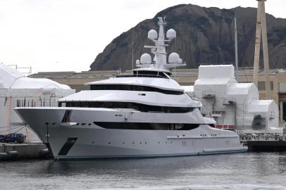 A picture taken on March 3, 2022 in a shipyard of La Ciotat, near Marseille, southern France, shows a yacht, Amore Vero, owned by a company linked to Igor Sechin, chief executive of Russian energy giant Rosneft. - The French government on March 3 said it had seized in La Ciotat a superyacht owned by a company linked to Igor Sechin, chief executive of Russian energy giant Rosneft and close confidant of the Russian President, as part of the implementation of European Union sanctions against Russian invasion of Ukraine. (Photo by NICOLAS TUCAT / AFP)Editoria: WARLocal: La CiotatIndexador: NICOLAS TUCATSecao: conflict (general)Fonte: AFPFotógrafo: STF<!-- NICAID(15032251) -->