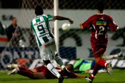 ***  Juventude X Guarany de Bagé  ***Gauchão 2008 , O Juventude venceu o Guarany de Bagé por 2X0 no estádio Centenário. na foto Mendes chuta para marcar o segundo gol do Juventude<!-- NICAID(76038) -->