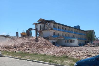 A imponente estrutura da colônia de férias do Banrisul, na praia de Rainha do Mar, em Xangri-lá, será colocada abaixo.<!-- NICAID(15033422) -->