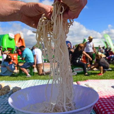 Registro dos Jogos Coloniais da Festa da Uva, em Caxias do Sul. Etapa Fazenda Souza. <!-- NICAID(15010223) -->