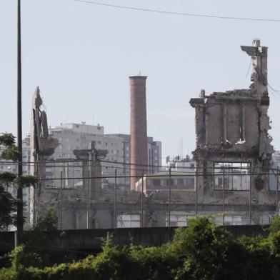 Implosão do prédio da SSP, em Porto Alegre.Foto: Mateus Bruxel/Agência RBS<!-- NICAID(15034183) -->