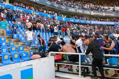 Supporters of Atlas fight with supporters of Queretaro during the Mexican Clausura tournament football match between Queretaro and Atlas at Corregidora stadium in Queretaro, Mexico on March 5, 2022. - A match between Mexican football clubs was called off March 5, 2022 after violence by opposing fans spilled onto the field. The game between Queretaro and Atlas at La Corregidora stadium in the city of Queretaro  -- the ninth round of the 2022 Clausura football tournament -- was in its 63rd minute when fights between opposing fans broke out. (Photo by EDUARDO GOMEZ / AFP)Editoria: SPOLocal: QuerétaroIndexador: EDUARDO GOMEZSecao: soccerFonte: AFPFotógrafo: STR<!-- NICAID(15034273) -->