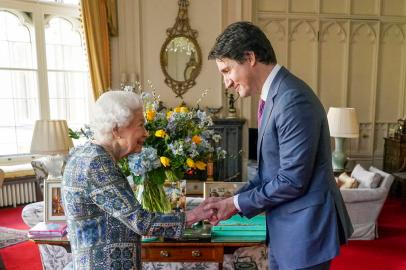 Britains Queen Elizabeth II (L) speaks with Canadian Prime Minister Justin Trudeau during an audience at the Windsor Castle, Berkshire, on March 7, 2022. (Photo by Steve Parsons / POOL / AFP)<!-- NICAID(15035177) -->