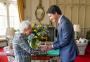 Rainha Elizabeth recebe primeiro-ministro canadense e exibe buquê de flores com as cores da Ucrânia