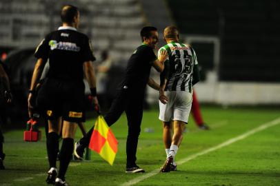 CAXIAS DO SUL, RS, BRASIL, 06/03/2022. Juventude x Guarany de Bagé, jogo válido pela 10ª rodada da primeira fase do Campeonato Gaúcho (Gauchão 2022) e realizado no estádio Alfredo Jaconi. Comemoração do segundo gol do Juventude marcado pelo atacante Vitor Gabriel (D) na foto com o técnico interino Eduardo Barros. (Porthus Junior/Agência RBS)<!-- NICAID(15034684) -->