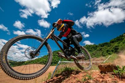 atleta caxiense disputou s segunda etapa do campeonato gaúcho de mtb downhill e ficou em primeiro lugar na categoria master a2<!-- NICAID(15035184) -->