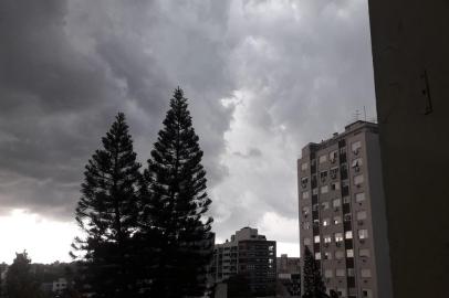 Nuvens carregadas indicam possibilidade de temporal em Porto Alegre<!-- NICAID(15035194) -->