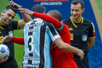 Jogadores do Grêmio e Internacional se cumprimentam antes do início da partida.Foto: Jefferson Botega/Agência RBSIndexador: Jeff Botega<!-- NICAID(14831534) -->