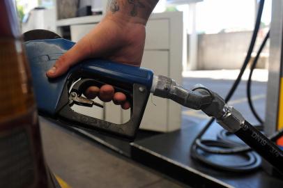 CAXIAS DO SUL, RS, BRASIL, 01/02/2022 - Foto registra movimento e preços nos postos de gasolina para matéria comparativa de economia. NA FOTO: Posto Ramar, Av São Leopoldol. (Marcelo Casagrande/Agência RBS)<!-- NICAID(15003766) -->