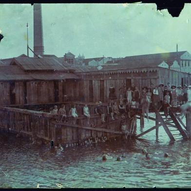 Piscina da Sogipa dentro do Guaíba, inaugurada em 1885. Não da foto desconhecido.<!-- NICAID(15035743) -->