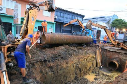 PORTO ALEGRE,RS,BRASIL.2022,03,08.Adutora se rompe na zona norte, na Rua Pernambuco, e deixa moradores sem água, trabalhadores do DMAE trabalharam a madrugada toda, para fazer os consertos.(RONALDO BERNARDI/AGENCIA RBS).<!-- NICAID(15035680) -->