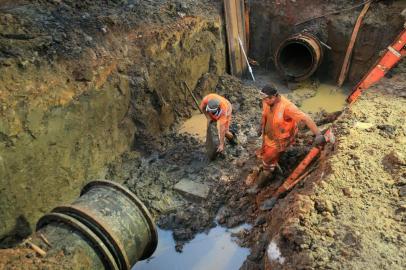 PORTO ALEGRE,RS,BRASIL.2022,03,08.Adutora se rompe na zona norte, na Rua Pernambuco, e deixa moradores sem água, trabalhadores do DMAE trabalharam a madrugada toda, para fazer os consertos.(RONALDO BERNARDI/AGENCIA RBS).<!-- NICAID(15035686) -->