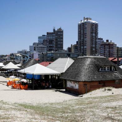 TORRES, RS, BRASIL, 03-02-2022: Construcoes que avancam sobre a areia na praia de Torres em situacao irregular poderao ser removidas. Decisao segue na justica. (Foto: Mateus Bruxel / Agencia RBS)Indexador: Mateus Bruxel<!-- NICAID(15010008) -->