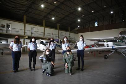 08/03/2022 - PORTO ALEGRE, RS - Aeroclube vai homenagear as mulheres pilotas. Fotógrafo poderá fazer um voo com uma instrutora do clube. Serve de foto/gancho pra uma pauta mais ampla sobre mulheres na aviação - na PUCRS, teve record de inscritas no curso de ciências aeronáuticas. FOTO: FÉLIX ZUCCO / AGÊNCIA RBS<!-- NICAID(15035945) -->