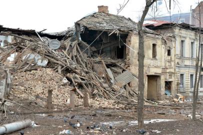 A photograph taken on March 7, 2022 shows destructions following a shelling in Ukraines second-biggest city of Kharkiv. - On the 12th day of Russias invasion of Ukraine March 7, 2022, Russian forces pressed a siege of the key southern port of Mariupol and sought to increase pressure on the capital Kyiv. Kyiv remains under Ukrainian control as does Kharkiv in the east, with the overall Russian ground advance little changed over the last 24 hours in the face of fierce Ukrainian resistance. (Photo by Sergey BOBOK / AFP)Editoria: WARLocal: KharkivIndexador: SERGEY BOBOKSecao: armed conflictFonte: AFPFotógrafo: STR<!-- NICAID(15036110) -->