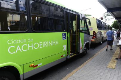 CACHOEIRINHA,RS,BRASIL.2021,02,01.Precariedade no transporte coletivo de cachoerinha,deixa muitos moradores,na paradas lotadas.(RONALDO BERNARDI/AGENCIA RBS).<!-- NICAID(14703971) -->