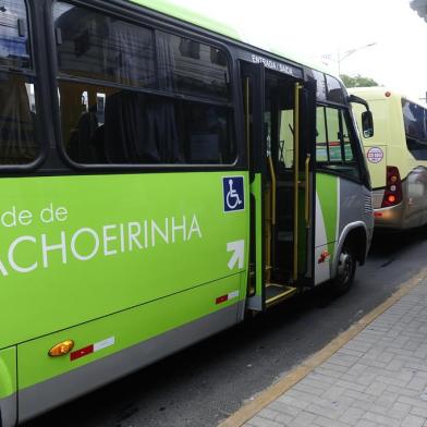 CACHOEIRINHA,RS,BRASIL.2021,02,01.Precariedade no transporte coletivo de cachoerinha,deixa muitos moradores,na paradas lotadas.(RONALDO BERNARDI/AGENCIA RBS).<!-- NICAID(14703971) -->