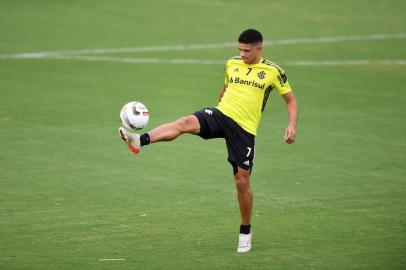 Taison, em treino do Inter no CT Parque Gigante, antes do clássico Gre-Nal 435. Ricardo Duarte/InterIndexador: RICARDO DUARTE<!-- NICAID(15036780) -->