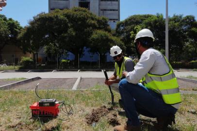 Foto de um dos sensores (do tipo sismógrafo) instalados pela empresa NITRO para registrar dados de ruídos e vibrações da implosão do prédio da SSP.<!-- NICAID(15036804) -->